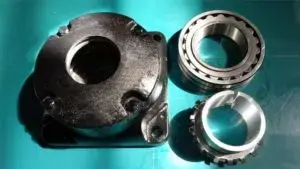 KIT RODAMIENTOS M-9080 / M-9070/ Implecor 5 Componentes mecánicos metálicos incluyendo carcasa de fundición, rodamientos y anillos sobre superficie verde, piezas de repuesto para maquinaria industrial