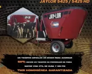 Imagen promocional del mixer vertical Jaylor 5425/5425 HD marca Implecor, mostrando la mezcladora roja con ganado bovino y destacando sus beneficios de ahorro de tiempo, vida útil y garantía TMR homogénea