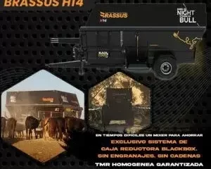Imagen promocional del mixer horizontal Brassus H14 marca Implecor, mostrando el equipo negro en uso nocturno con ganado y destacando su sistema de caja reductora y garantía